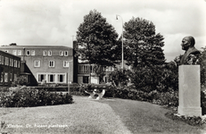 10585 Gezicht op het Dr. Fizaanplantsoen te Vleuten (gemeente Vleuten-De Meern), met op de achtergrond het ...